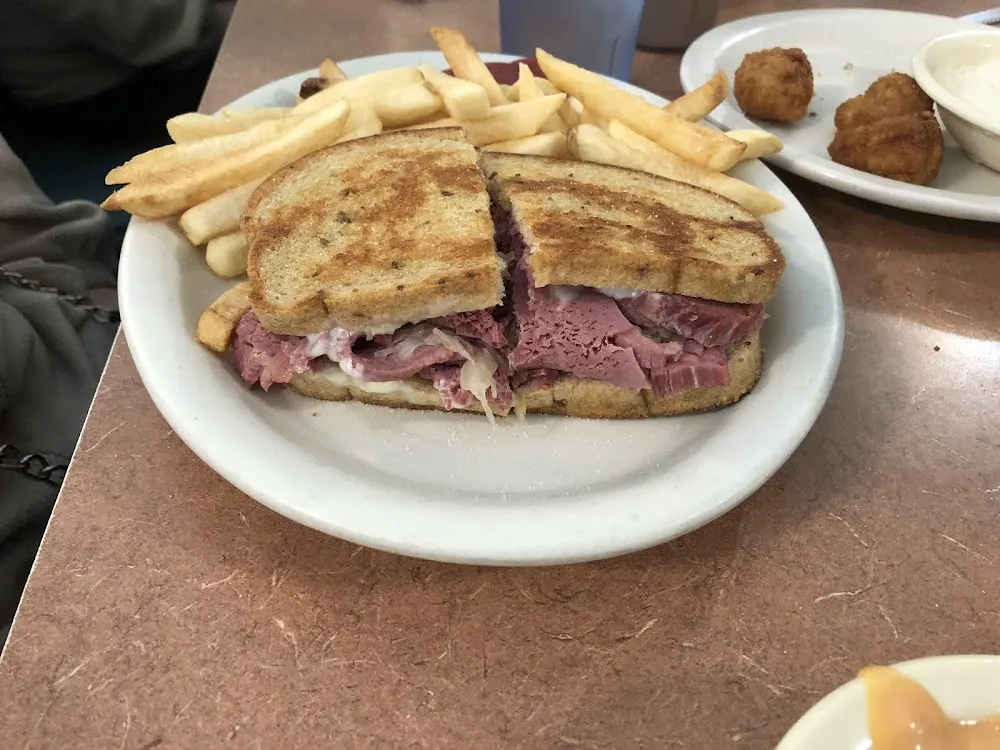 Roast Beef Melt w Swiss